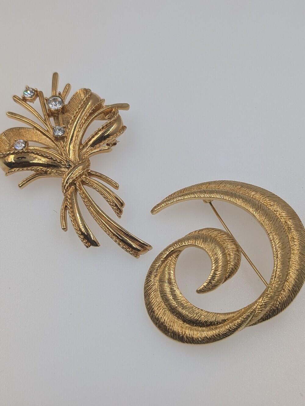 🌟 Vintage Gold-Tone Brooch Bundle - Set of 2 Statement Pins C301